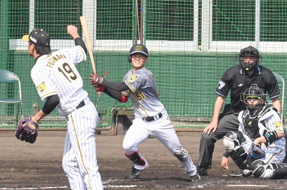 ３回、阪神・藤浪晋太郎から安打を放つ中野拓夢（撮影・飯室逸平）
