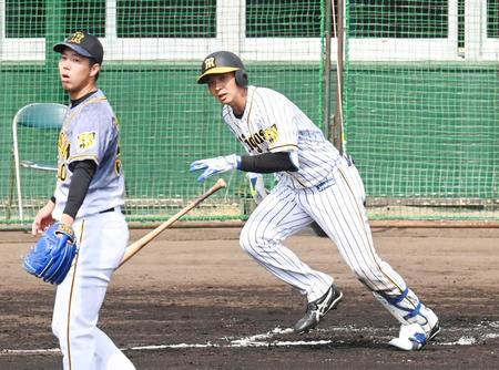 　２回、青柳からタイムリーを放つ井上