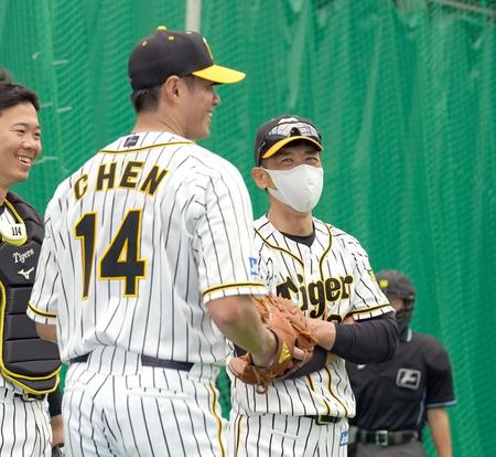 ブルペンで投球練習を終えた阪神チェン・ウェイン（左）に声を掛ける阪神・矢野燿大監督＝宜野座（撮影・山口登）