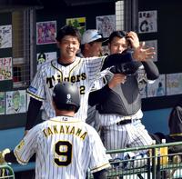 　３回、生還した高山（手前）を出迎える井上