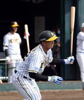 　２回、中前に適時打を放つ井上