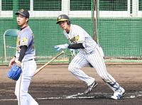 　２回、青柳からタイムリーを放つ井上