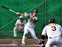 　６回、右前へ安打を放つ佐藤輝。手前右は三塁手の大山