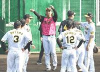 １日キャプテンとしてナインに指示を送る阪神・井上広大＝宜野座（撮影・飯室逸平）