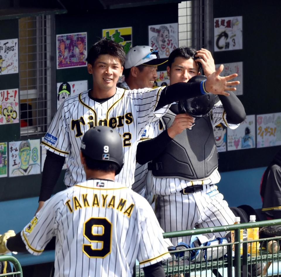 　３回、生還した高山（手前）を出迎える井上