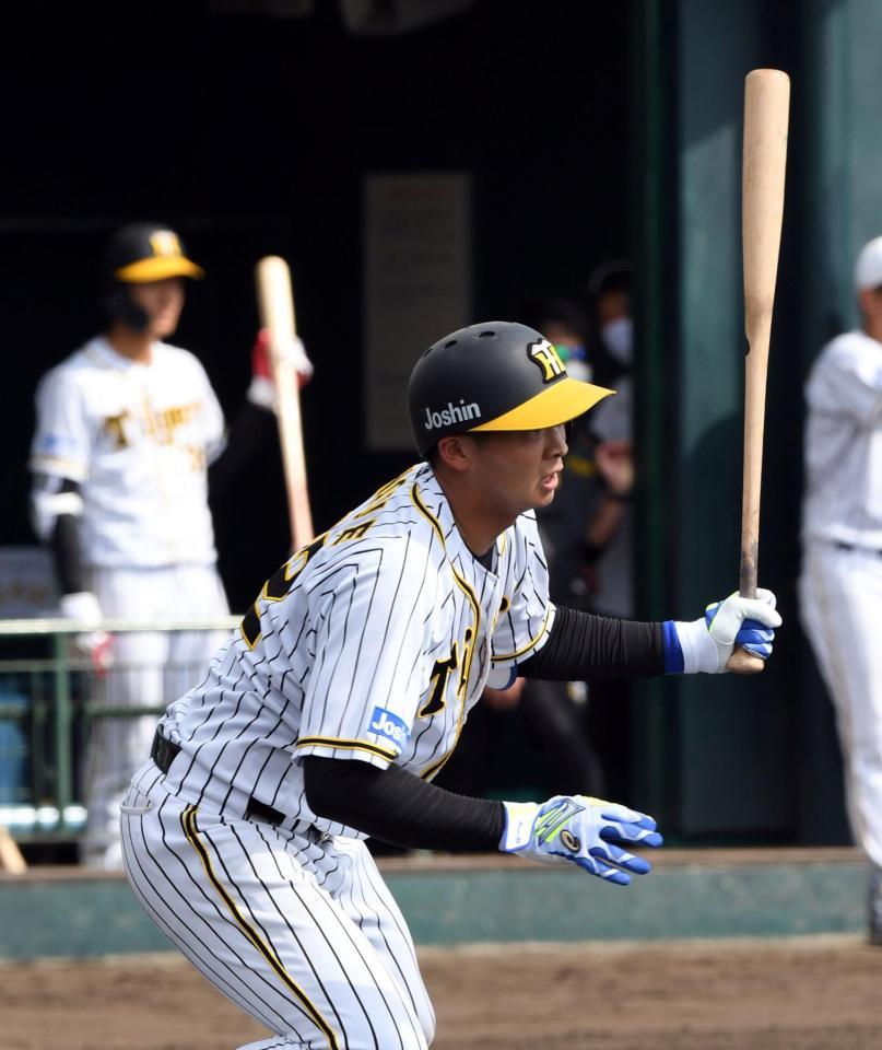 　２回、中前に適時打を放つ井上