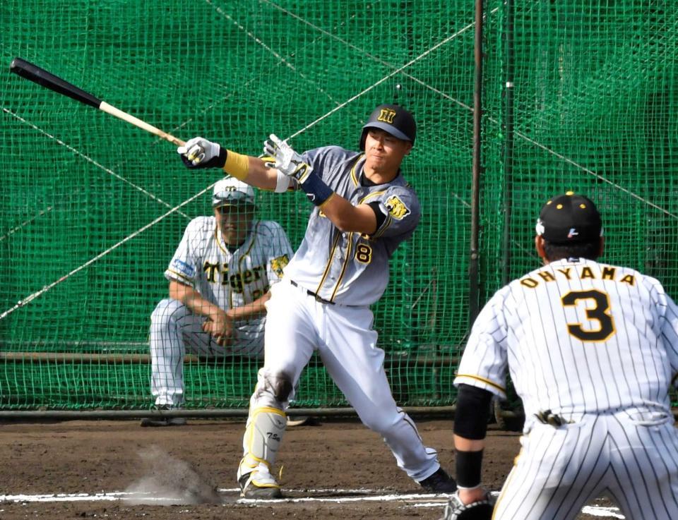 　６回、右前へ安打を放つ佐藤輝。手前右は三塁手の大山