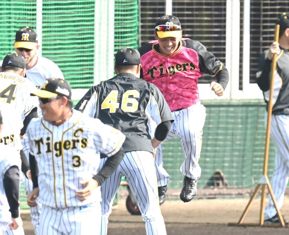 笑顔でジャンプする阪神・井上広大＝宜野座（撮影・飯室逸平）