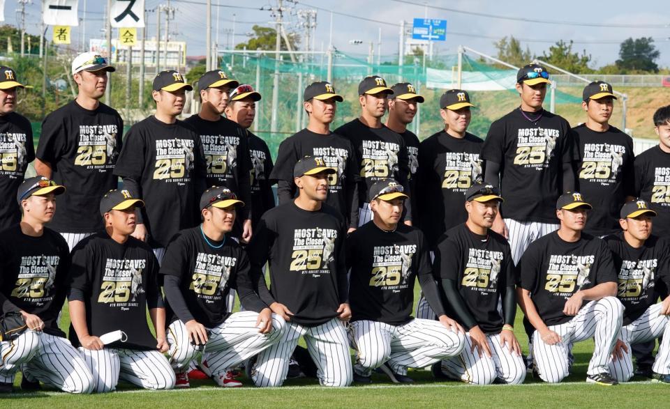 　チームに合流したスアレス（前列中央）はセーブ王のおそろいＴシャツを着てナインと写真に納まる（撮影・山口登）