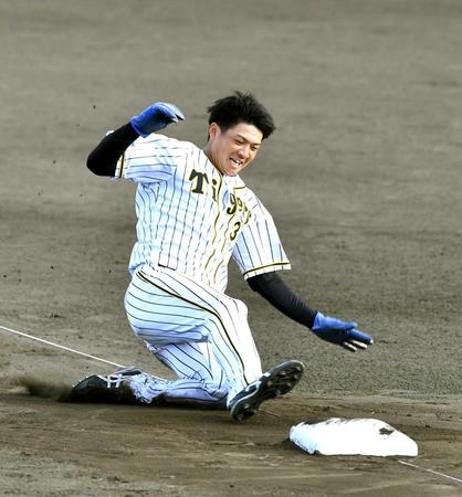 　笑顔で走塁練習に励む井上