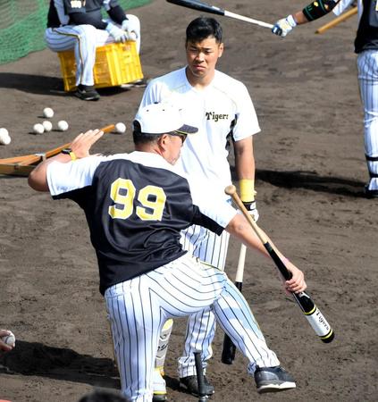 　井上コーチ（手前）から指導を受ける佐藤輝＝８日