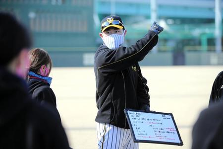 練習メニューの説明をする野原監督＝鳴尾浜（阪神タイガースＷｏｍａｎ提供）