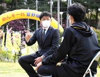 　藤浪（手前）に問いかける石原氏