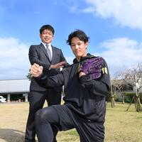 　石原慶幸氏（左）からエールを送られガッツポーズで応える