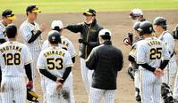 アドバイスを送る阪神・平田勝男２軍監督＝安芸市営球場（撮影・神子素慎一）