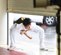 雨と強風のため、終日ドーム内での練習。しかしやはり外で体を動かしたくなるのか、藤浪はわずかに開いたシャッターから体をかがめて外へ。雨、風は大丈夫ですか？（撮影・田中太一）