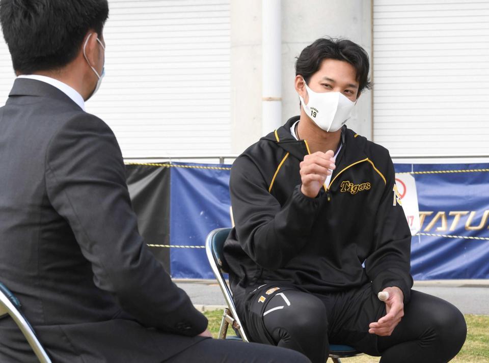 　石原慶幸氏（手前）に積極的に質問する藤浪