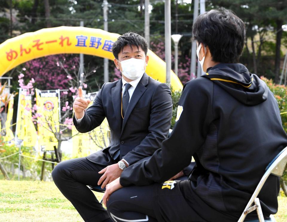 　藤浪（手前）に問いかける石原氏