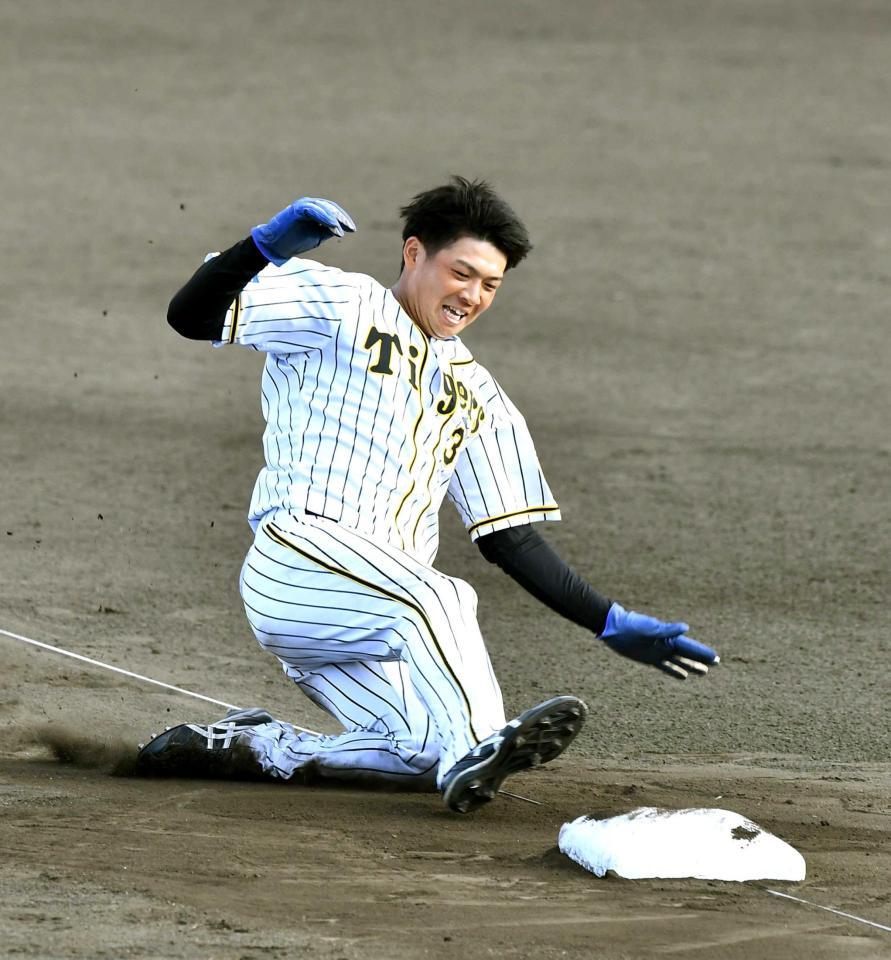 　笑顔で走塁練習に励む井上