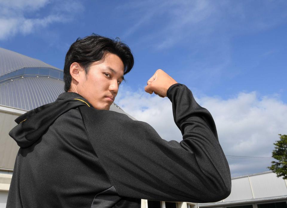 　右腕を掲げ今季の活躍を誓う藤浪