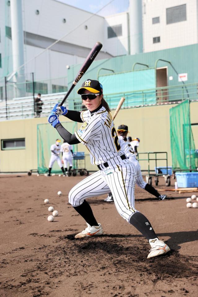 ティー打撃を行う高塚＝鳴尾浜（阪神タイガースＷｏｍｅｎ提供）