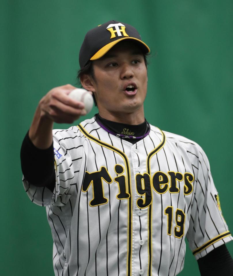 リリースの感触を確かめる阪神・藤浪晋太郎＝宜野座（代表撮影）