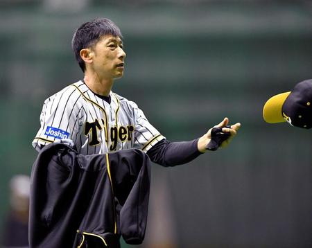 　囲み会見を終え、練習場へ戻る矢野監督