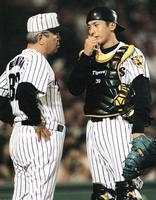 　１９９９年６月１３日　阪神対巨人　５回、打者松井のとき、矢野（右）を呼び寄せアドバイスする野村監督＝甲子園