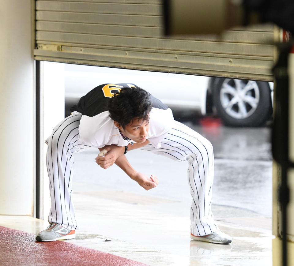 　雨が降る外の様子をうかがう藤浪