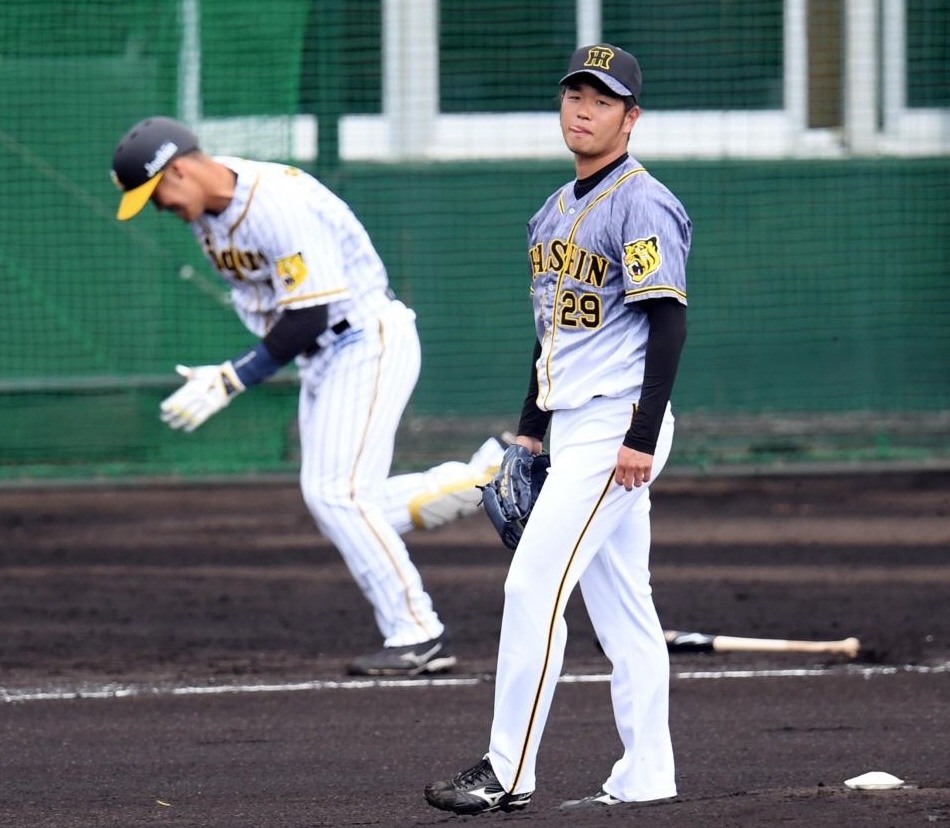 　１回、高橋は佐藤輝に二塁打を許す（撮影・山口登）