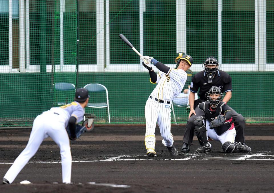 　１回、高橋（左）から右翼線に二塁打を放つ佐藤輝（撮影・山口登）