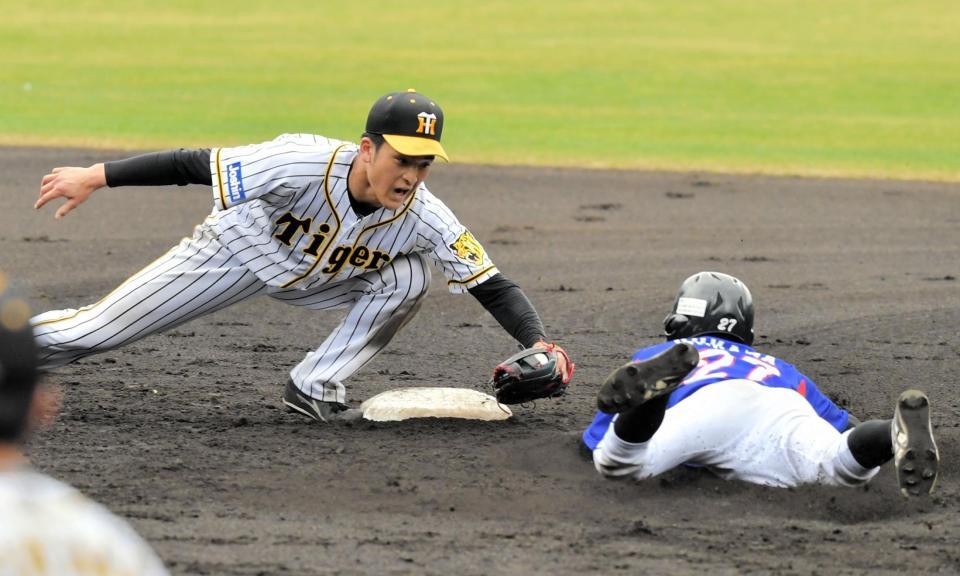 　３回、盗塁を試みる四国銀行・大河にタッチする高寺（撮影・神子素慎一）