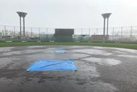 　水浸しになり練習試合は中止になった＝コザしんきんスタジアム（撮影・山口登）
