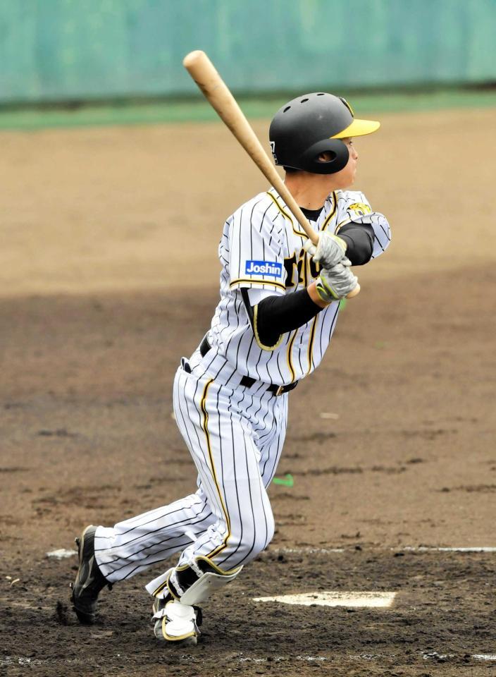 　２回、中前打を放つ高寺（撮影・神子素慎一）