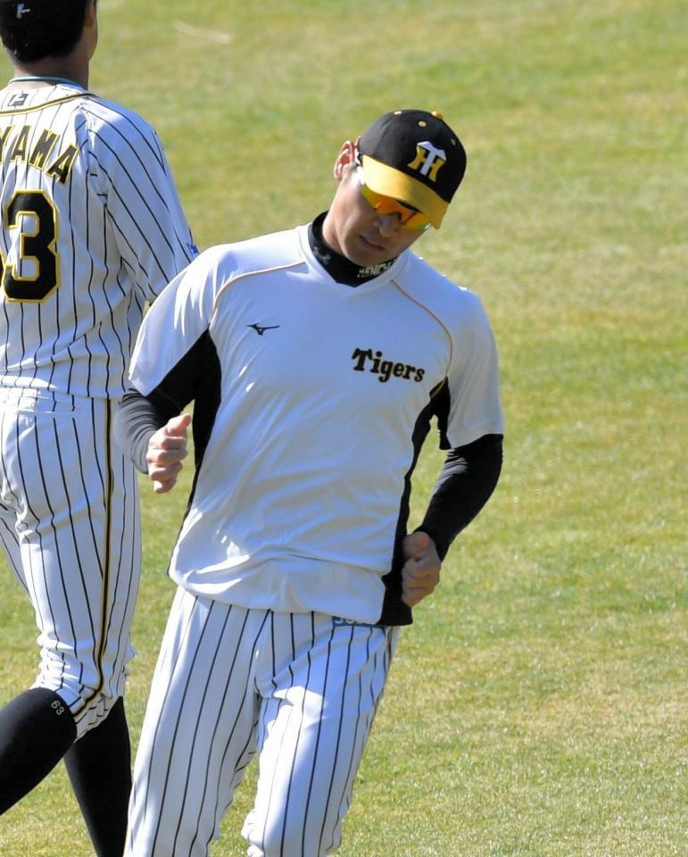 　ウォーミングアップする阪神・中田賢一（撮影・神子素慎一）