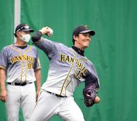 　矢野監督の構えるミットに投げる藤浪