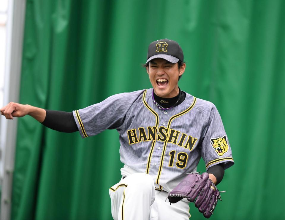 　藤浪はブルペンで投げ込み気合の入った表情を見せる