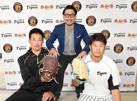 ブルペンを支える岩崎（左）と岩貞（右）に期待をかける狩野氏（撮影・高石航平）　※フォトセッション時のみマスクを外して撮影しました