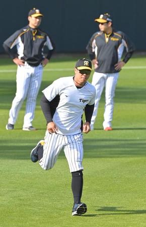 　ダッシュする佐藤輝（撮影・高部洋祐）