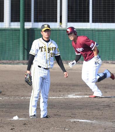 　８回、和田（右）に同点打を許した高橋（撮影・高石航平）