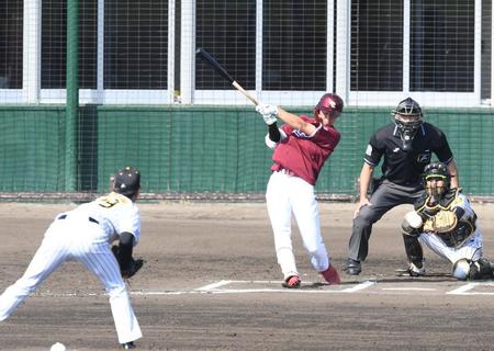 　６回、高橋（左）から右前打を放つ辰己（撮影・高石航平）