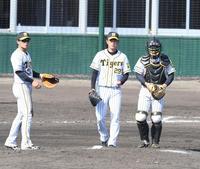 　６回、佐藤輝の野選で一・二塁のピンチとなりマウンドに集まる（左から）北條、高橋、坂本（撮影・高石航平）