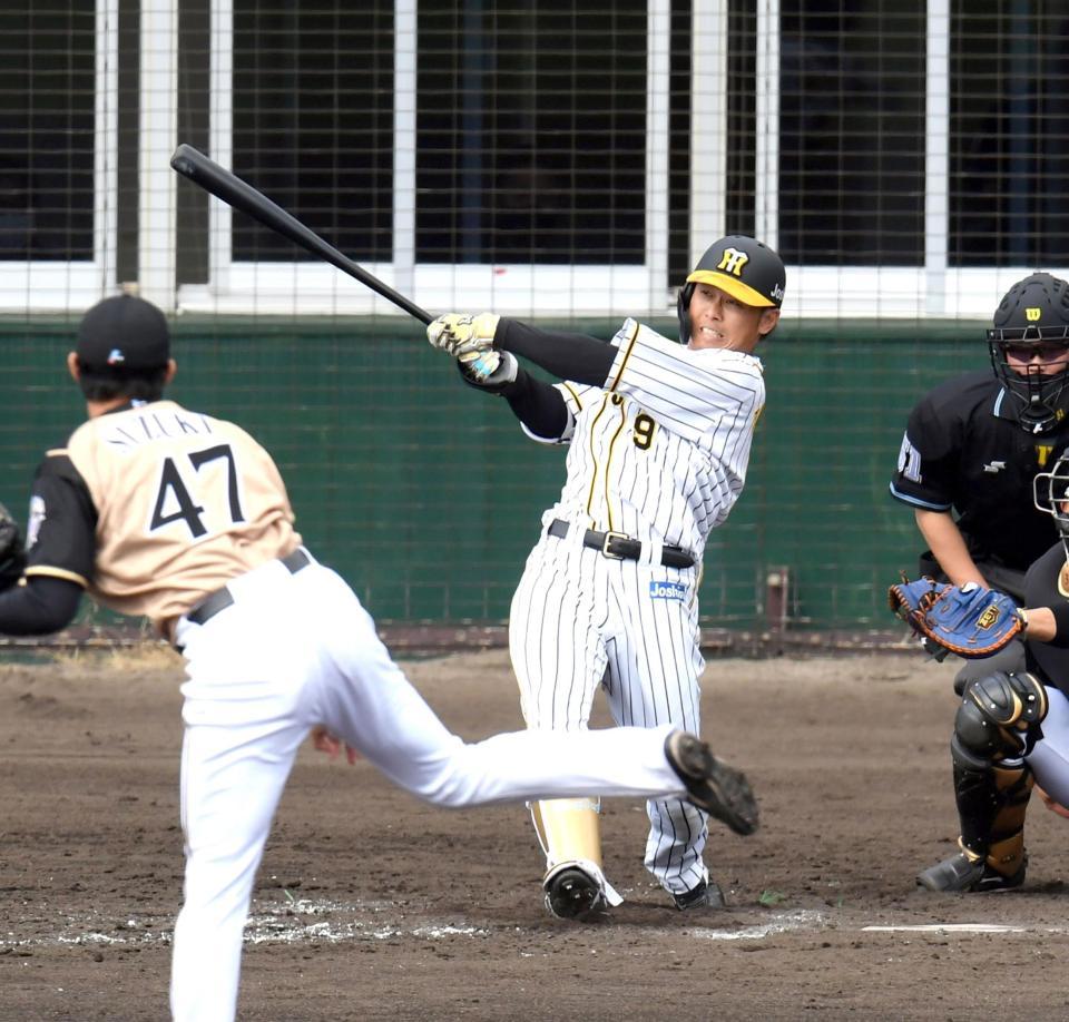 右前に適時打を放つ高山（２月９日・日本ハム戦）