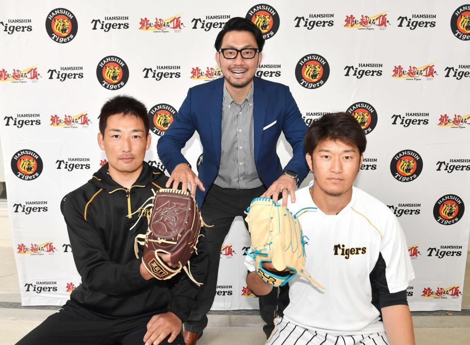 ブルペンを支える岩崎（左）と岩貞（右）に期待をかける狩野氏（撮影・高石航平）　※フォトセッション時のみマスクを外して撮影しました