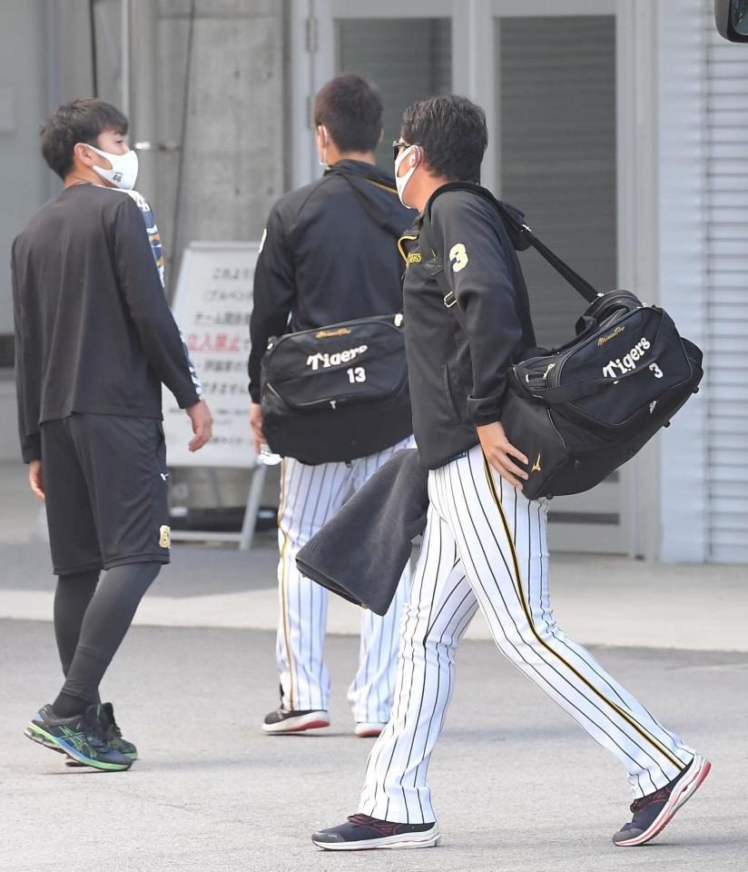 　球場入りする大山（右）＝撮影・高部洋祐