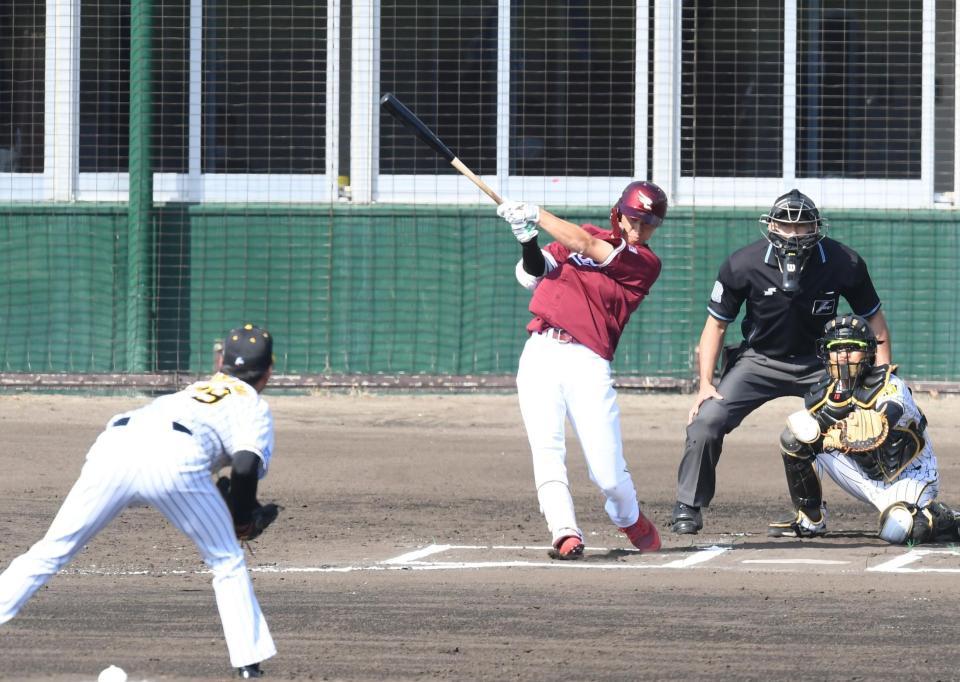 　６回、高橋（左）から右前打を放つ辰己（撮影・高石航平）