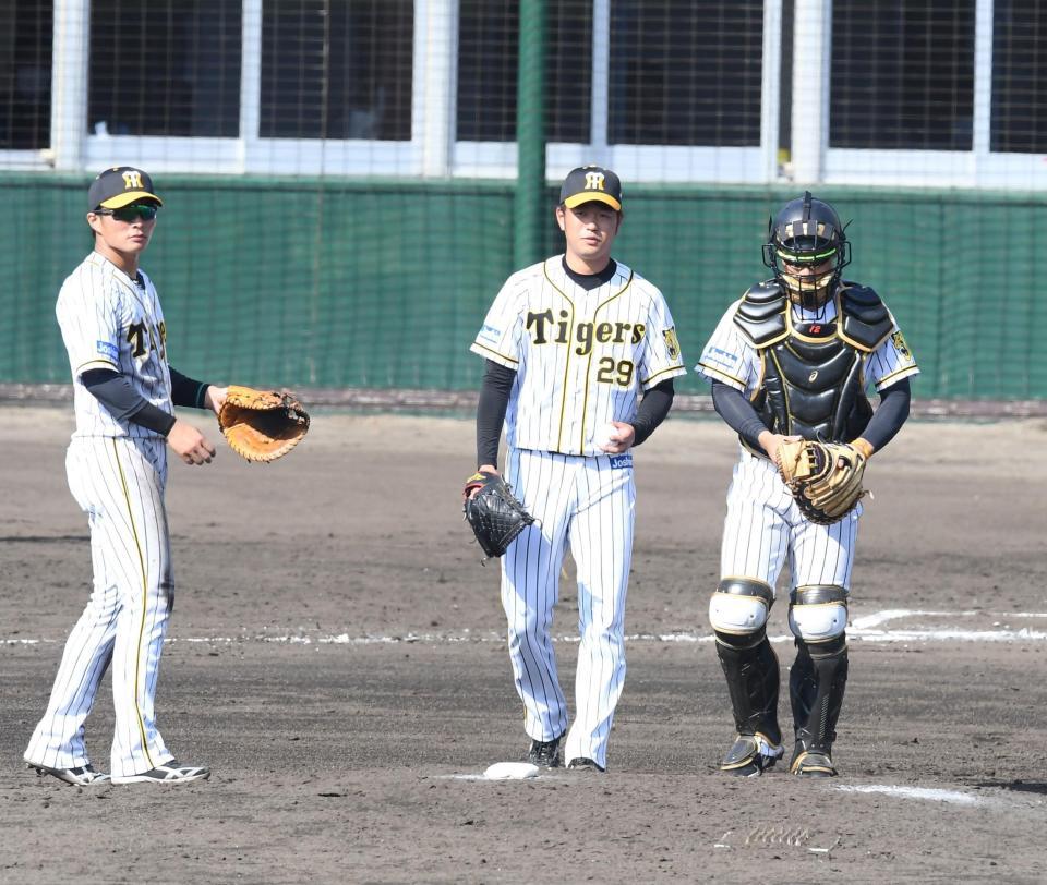 　６回、佐藤輝の野選で一・二塁のピンチとなりマウンドに集まる（左から）北條、高橋、坂本（撮影・高石航平）