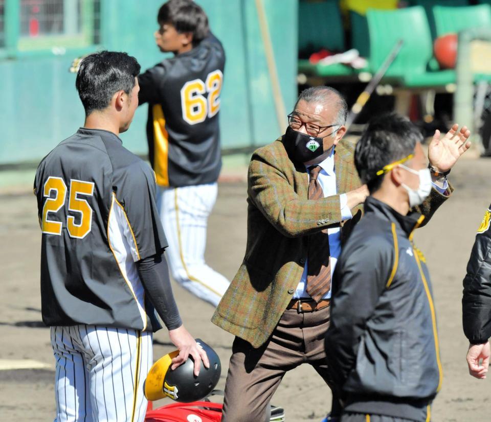 　江越にアドバイスする掛布ＨＬＴ（撮影・神子素慎一）
