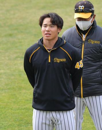 声出しする阪神・遠藤成＝安芸市営球場（撮影・神子素慎一）