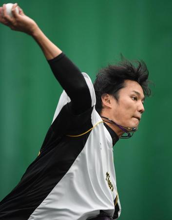 ブルペンで変化球を試す藤浪（撮影・高石航平）